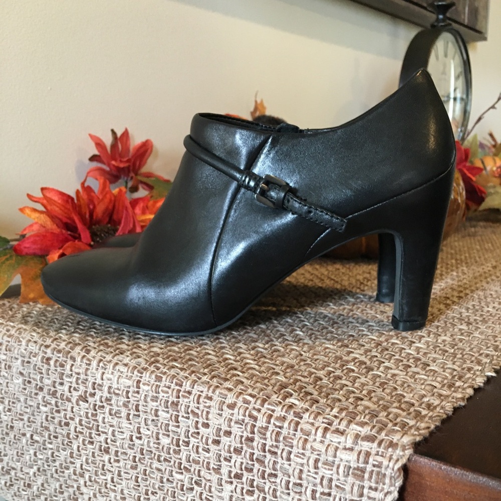 Ecco black leather booties. Good condition. Sz 8.5.